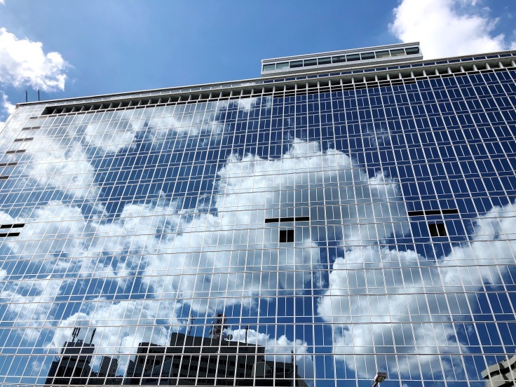 空を映すミラービル : y's 通信 ～季節を彩る風物詩～