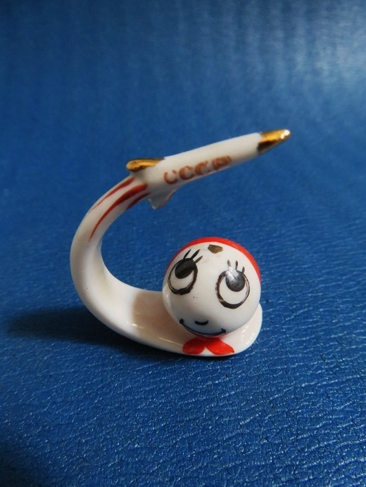 ソ連のロケットとキャラクターの磁器製フィギュア_e0074478_01064535.jpg