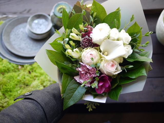 ご婚約のお祝いに花束。「華やかな感じ」。2020/09/19。_b0171193_17450368.jpg