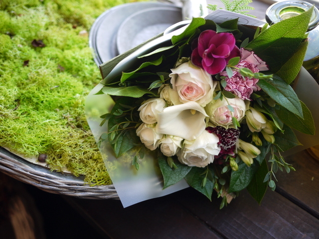 ご婚約のお祝いに花束。「華やかな感じ」。2020/09/19。_b0171193_17451198.jpg