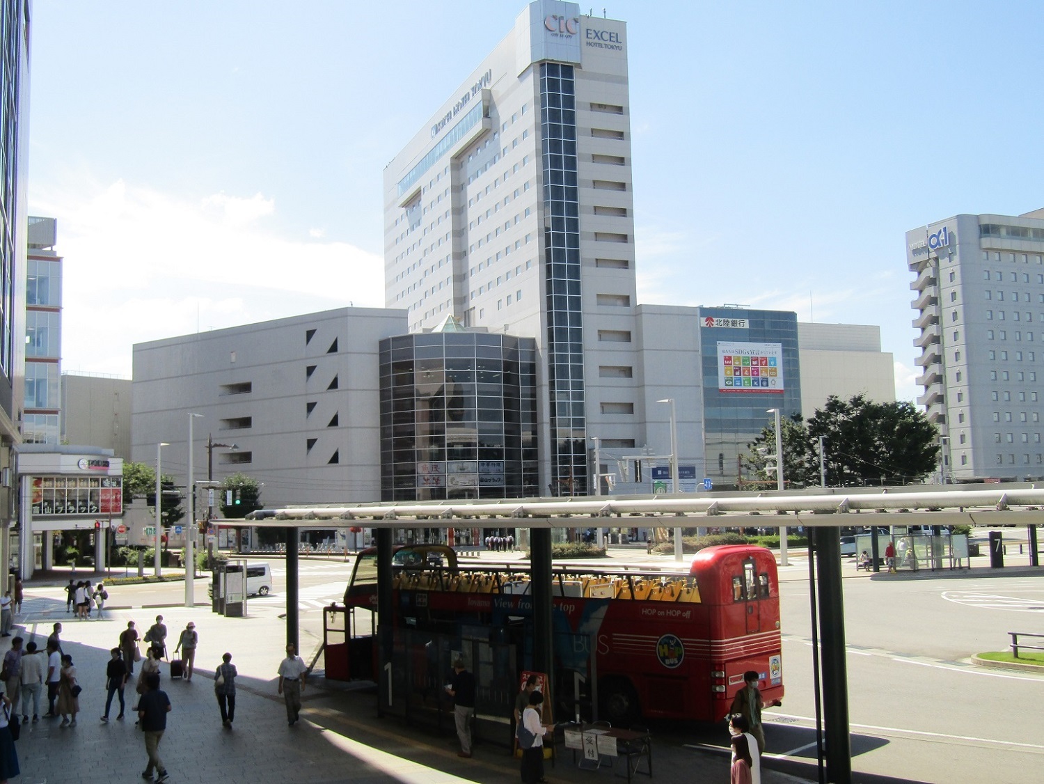 富山駅の情景　連休初日_f0281398_02411328.jpg