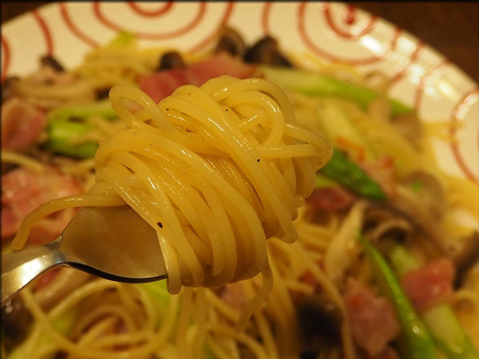 セブン イレブンの アスパラとベーコンのバター醤油パスタ を再現 人形町からごちそうさま