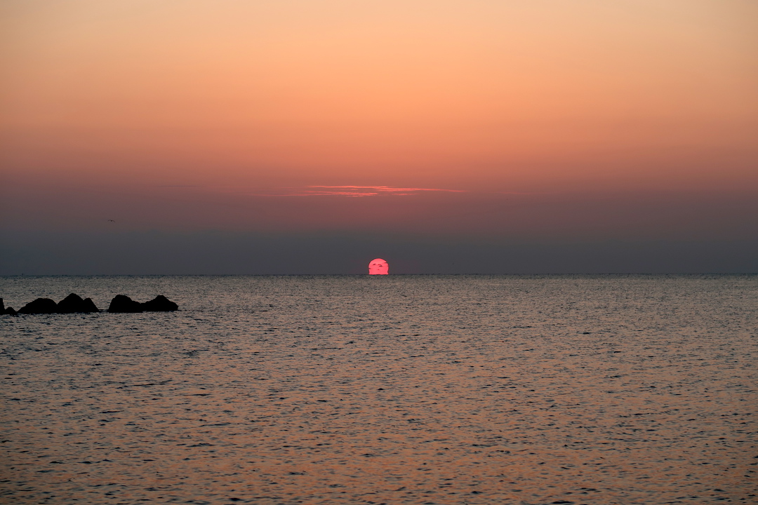 だるま朝日アドリア海に昇るモリーゼの浜_f0234936_612531.jpg