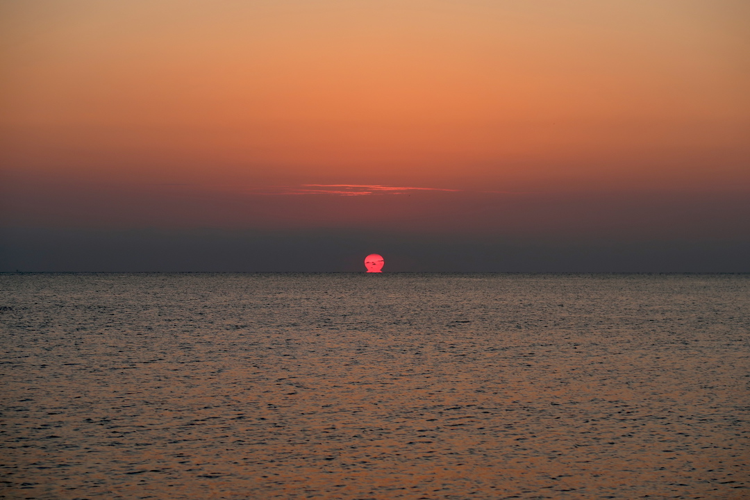 だるま朝日アドリア海に昇るモリーゼの浜_f0234936_6165019.jpg