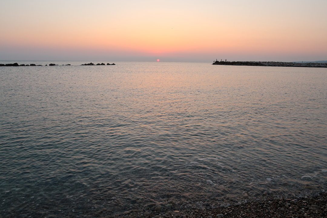 だるま朝日アドリア海に昇るモリーゼの浜_f0234936_6204488.jpg