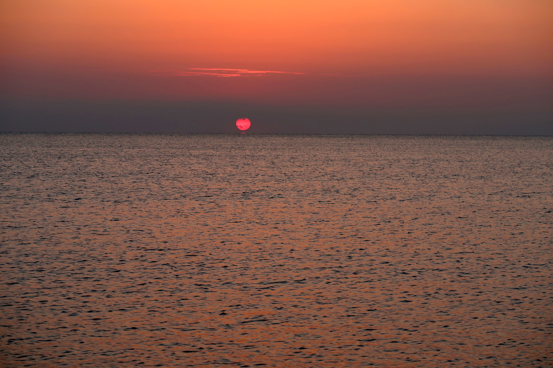 だるま朝日アドリア海に昇るモリーゼの浜_f0234936_6213641.jpg