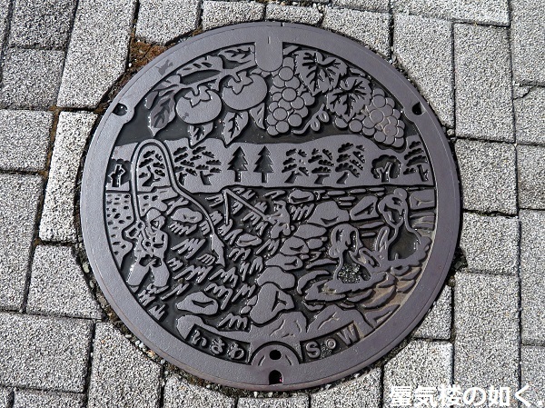 石和温泉駅前で、笛吹市のイメージキャラフッキ―等のマンホール蓋と出会いました(R020827)_e0304702_16373478.jpg