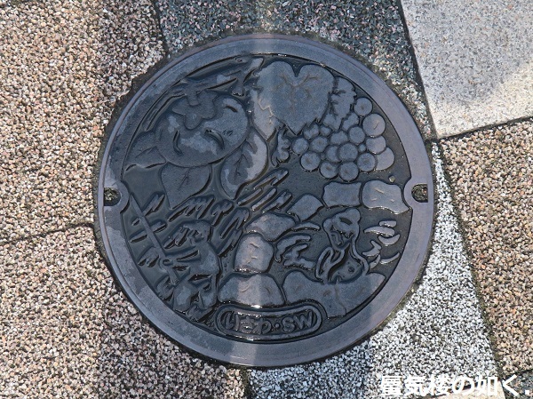 石和温泉駅前で、笛吹市のイメージキャラフッキ―等のマンホール蓋と出会いました(R020827)_e0304702_16375476.jpg