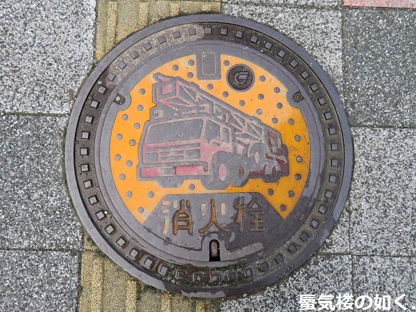 石和温泉駅前で、笛吹市のイメージキャラフッキ―等のマンホール蓋と出会いました(R020827)_e0304702_16383011.jpg