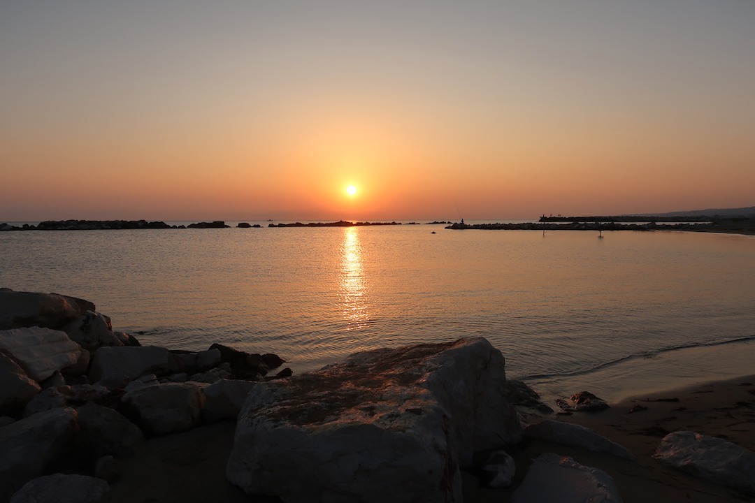 朝日にきらめく海と南伊の旅のホテル選び_f0234936_784081.jpg