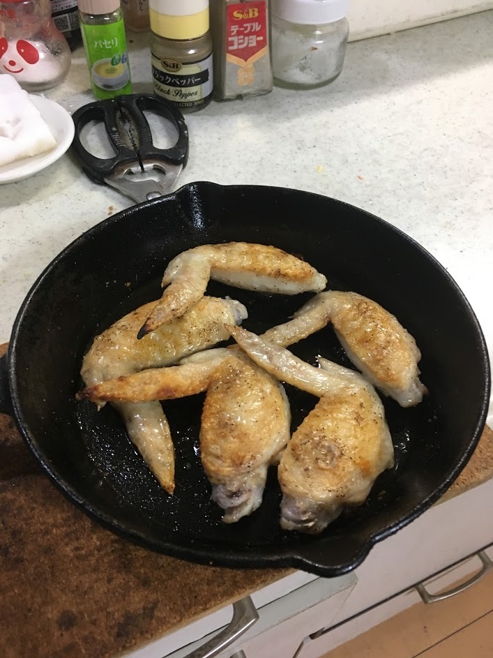 スキレット 鶏手羽先塩焼き 無言は多様