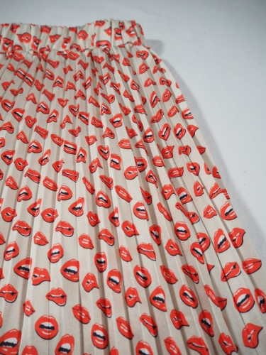 トーマスさんのLip print skirt_e0357389_13021274.jpg