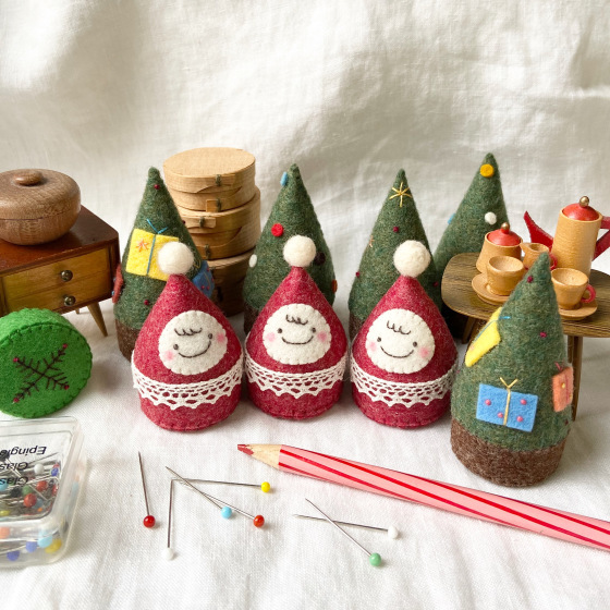 キャップを使ったおちびサンタとクリスマスツリー ちいさいもの