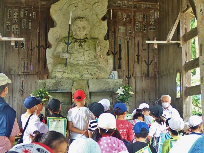 浦佐小学校2年生の地域学習で浦佐毘沙門堂へ_c0336902_18052812.jpg