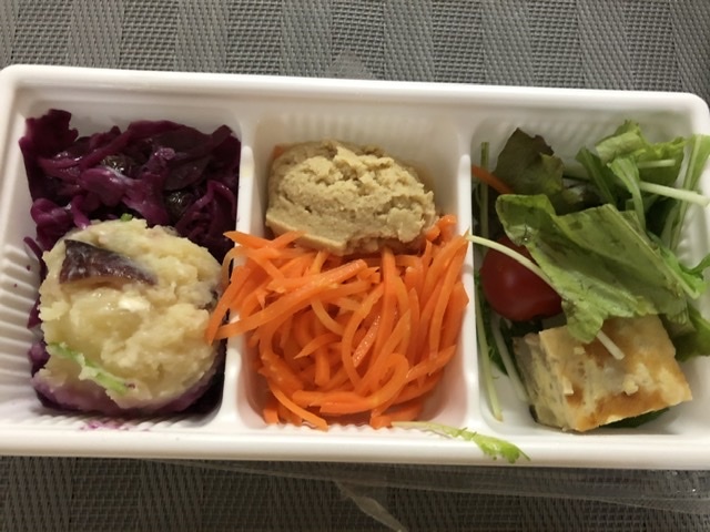【鎌倉の無印カフェでテイクアウトのお弁当】_b0009849_14393332.jpeg