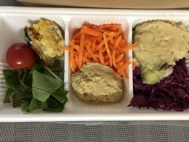 【鎌倉の無印カフェでテイクアウトのお弁当】_b0009849_14402235.jpeg