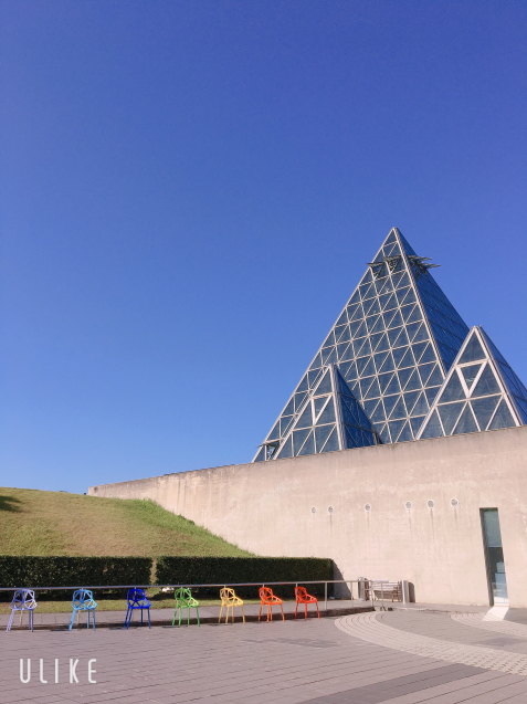 ★虹色の椅子★_d0166862_09414118.jpeg