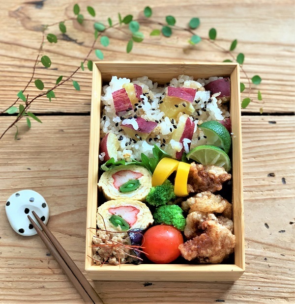 さつま芋ごはんのお弁当 と おやつのじかんは『ハートをつなぐロール』_d0249193_20044252.jpg