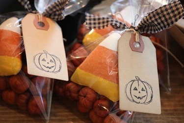 ハロウィンのタグをつけて、プレゼント作り♪_f0161543_14360415.jpg