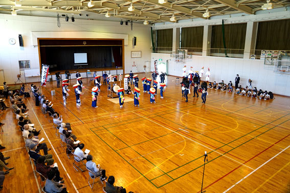 体育館でかんこ踊りを披露_b0145296_18182778.jpg