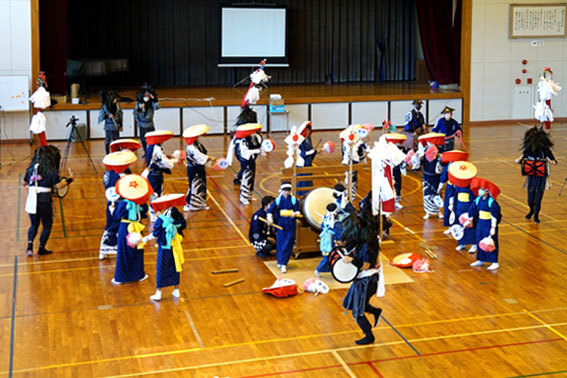 体育館でかんこ踊りを披露_b0145296_18183237.jpg