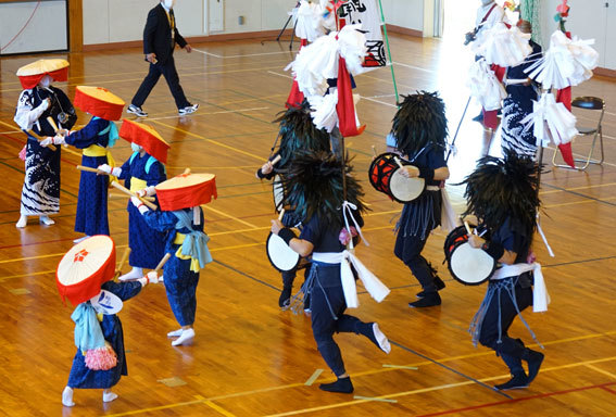 体育館でかんこ踊りを披露_b0145296_18183666.jpg