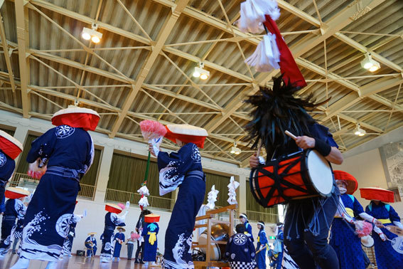 体育館でかんこ踊りを披露_b0145296_18183981.jpg