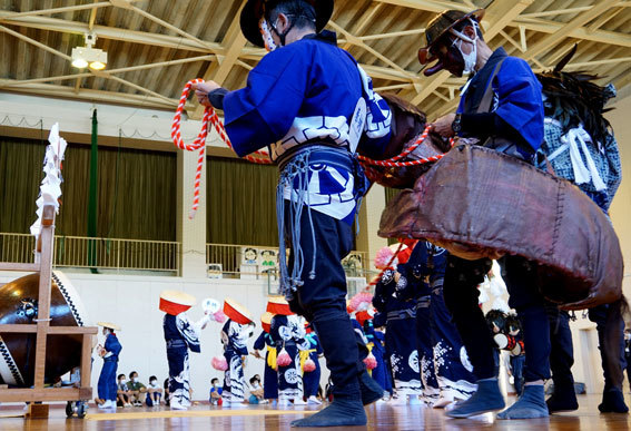 体育館でかんこ踊りを披露_b0145296_18184384.jpg