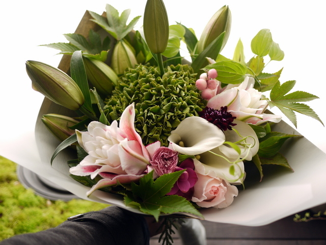 ダイヤモンド婚式 ご結婚60年 のお祝いに花束 ゴージャスな感じ 09 28 札幌 花屋 Mell Flowers ダイヤモンド婚式 ご結婚60年 のお祝いに花束 ゴージャスな感じ 09 28 札幌 花屋 Mell Flowers