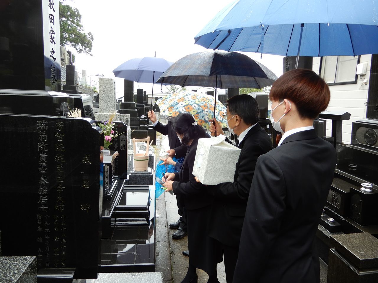 雨の中の納骨_c0025115_21244161.jpg