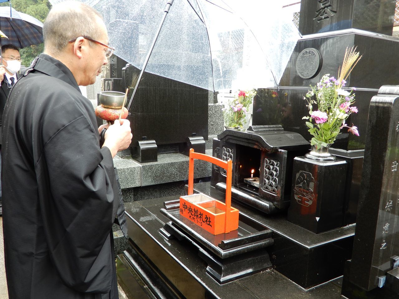 雨の中の納骨_c0025115_21244997.jpg