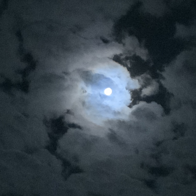 ヨーロッパの秋、月明かり_f0380954_18211717.jpeg
