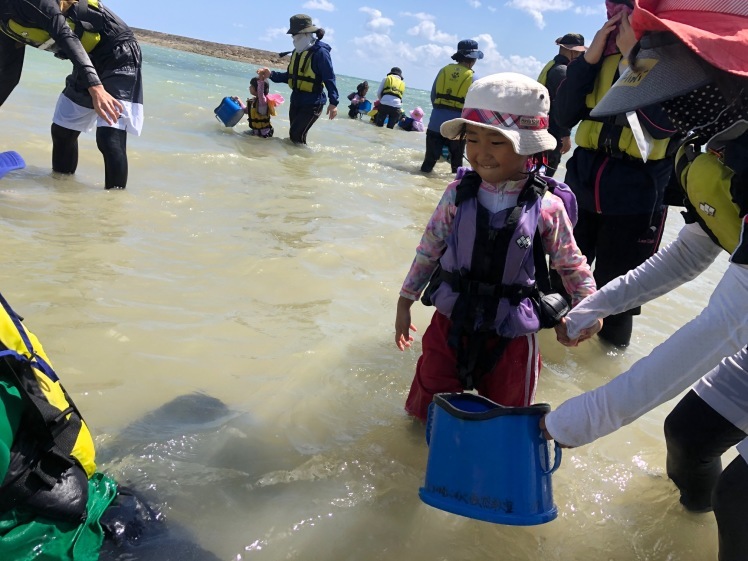 青空ようちえん〔週末〕秋の海辺あそび（10/3）夏から秋へ涼しい風のなかでの海はどんなことが楽しい？親子で１日いろいろな海の遊びを見つけよう！　#中城村_d0363878_17361323.jpg