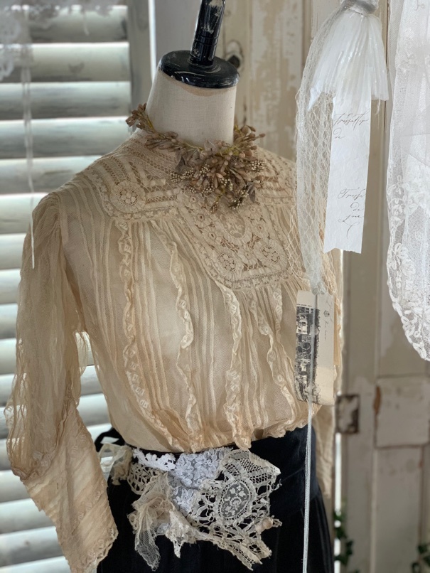 トルソーに アンティークのお洋服を。_e0237680_13225190.jpeg