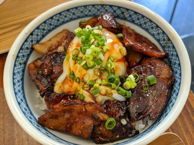 鶴亀さんで「にぼしそばのたまり醤油+チャーシュー丼」(千歳市東雲町2:2020年110杯目)_f0397261_03430593.jpg