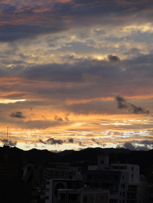 部屋がオレンジになる夕焼け ツキノワグマきょうのひとこと 部屋がオレンジになる夕焼け ツキノワグマきょうのひとこと
