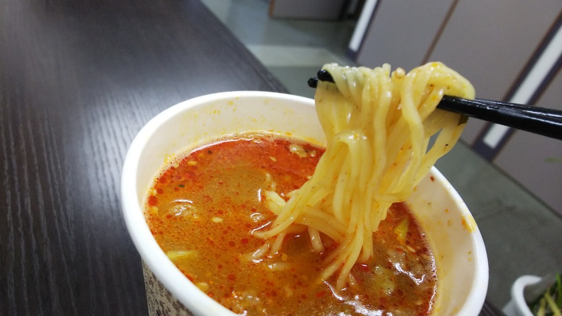 ローソン「コク旨坦々麺」めちゃおいしいのにカロリー低っ!_c0404632_06245786.jpg