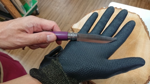 刃物に強いグローブ、あります!_d0198793_09385033.jpg