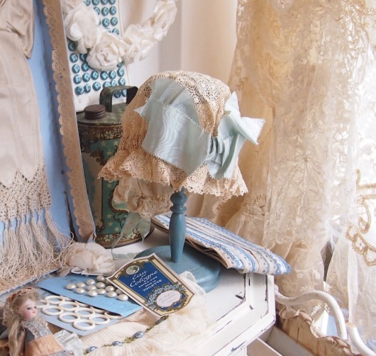 パリの蚤の市から神戸阪急フランスフェアへ ブルーが可愛いアンティーク Bleu Curacao France