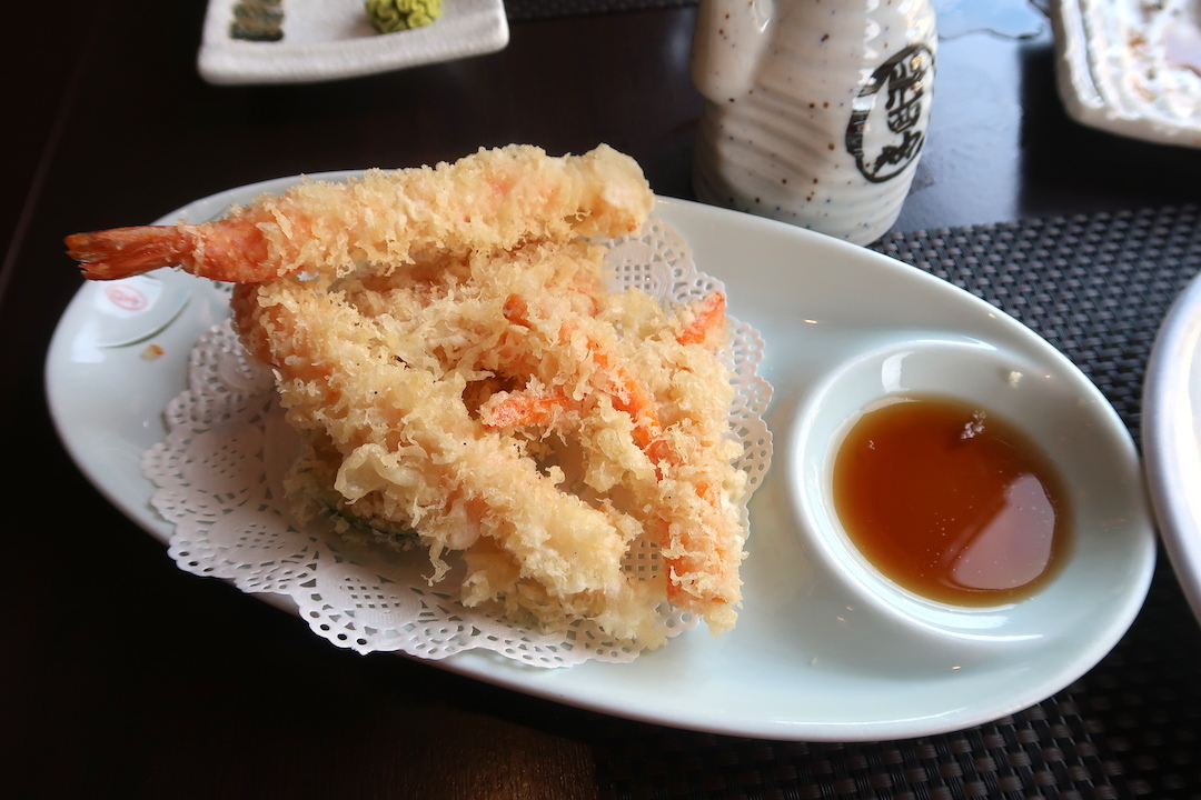 崖下の金いろ菩提樹と日本食、オルヴィエート_f0234936_07193386.jpg