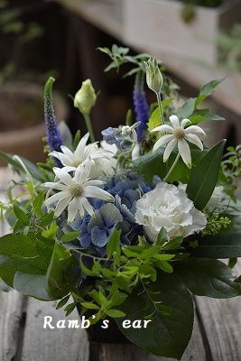 白 ブルー系でのご依頼のお花 Ramb S Ear ﾗﾑｽﾞｲﾔｰ