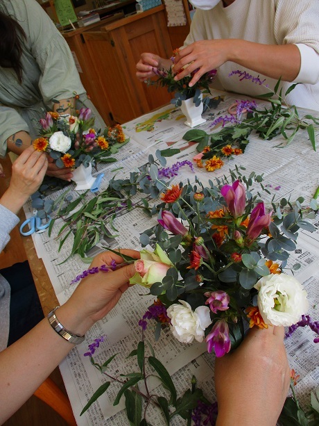 癒しの花時間 生花を使ったフラワーアレンジメント つどいの広場ぴーちくぱーちく