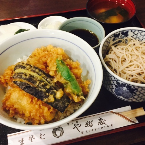 老舗蕎麦店で 至福の牡蠣天丼を ハレクラニな毎日