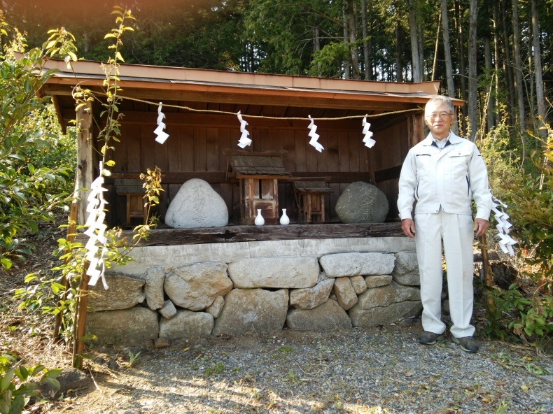 氏神様の修復 リンゴ園で想う