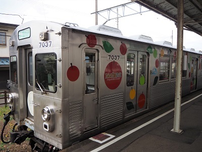 弘南鉄道大鰐線「古津軽のりんご畑鉄道ラッピング電車」出発進行!!_d0131668_16521691.jpg