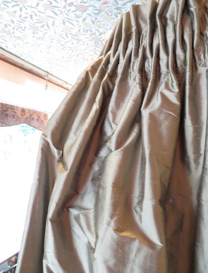 裂けたカーテンをリフォームしました　モリス正規販売店のブライト_c0157866_20360323.jpg