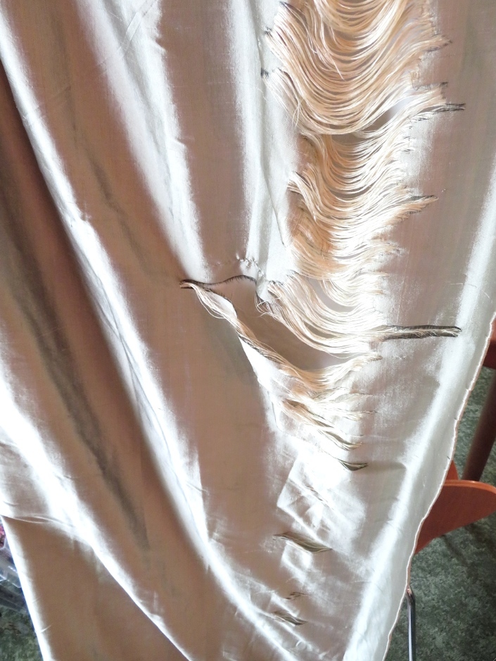 裂けたカーテンをリフォームしました　モリス正規販売店のブライト_c0157866_20361030.jpg