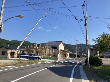 久しぶりにみる新築工事_c0153477_16590655.jpg