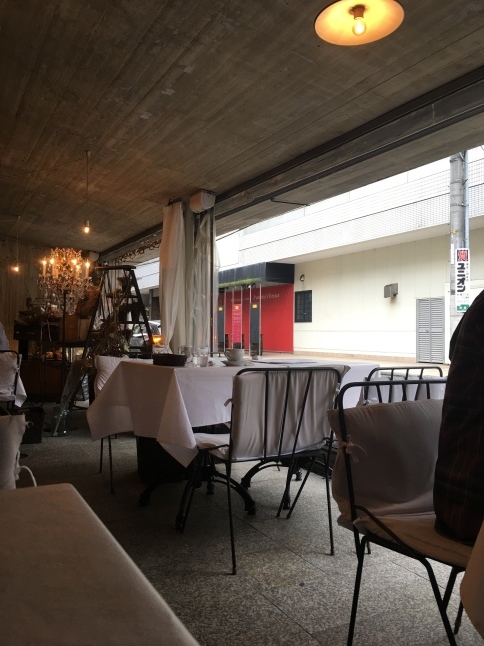 誰もいない街でランチ_f0191444_16035172.jpg