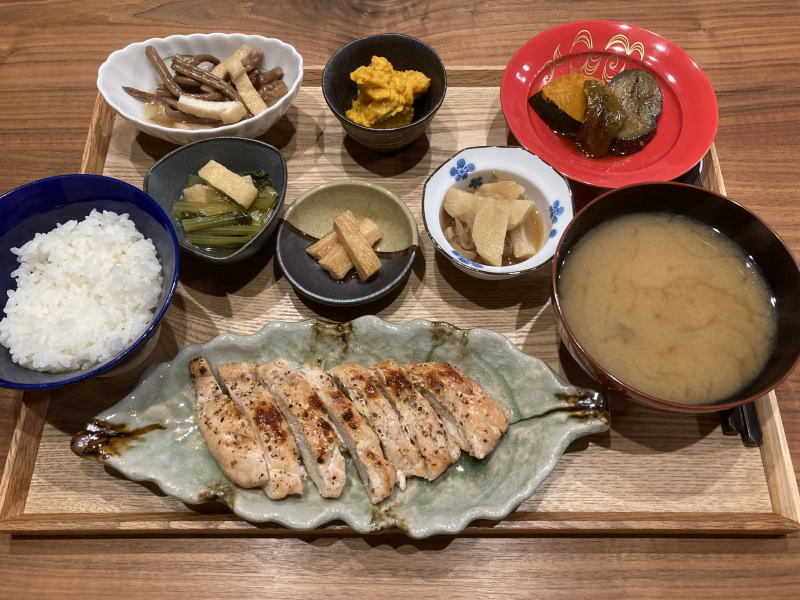 献立 鶏むね肉の塩胡椒グリル 小松菜と油揚げの煮浸し 長芋醤油漬 ぜんまいと油揚げの煮物 かぼちゃマヨサラダ じゃがいもと玉ねぎ と白滝の旨煮 茄子とピーマンとかぼちゃの焼き浸し しじみのお味噌汁 Kajuの 今日のお料理 簡単レシピ